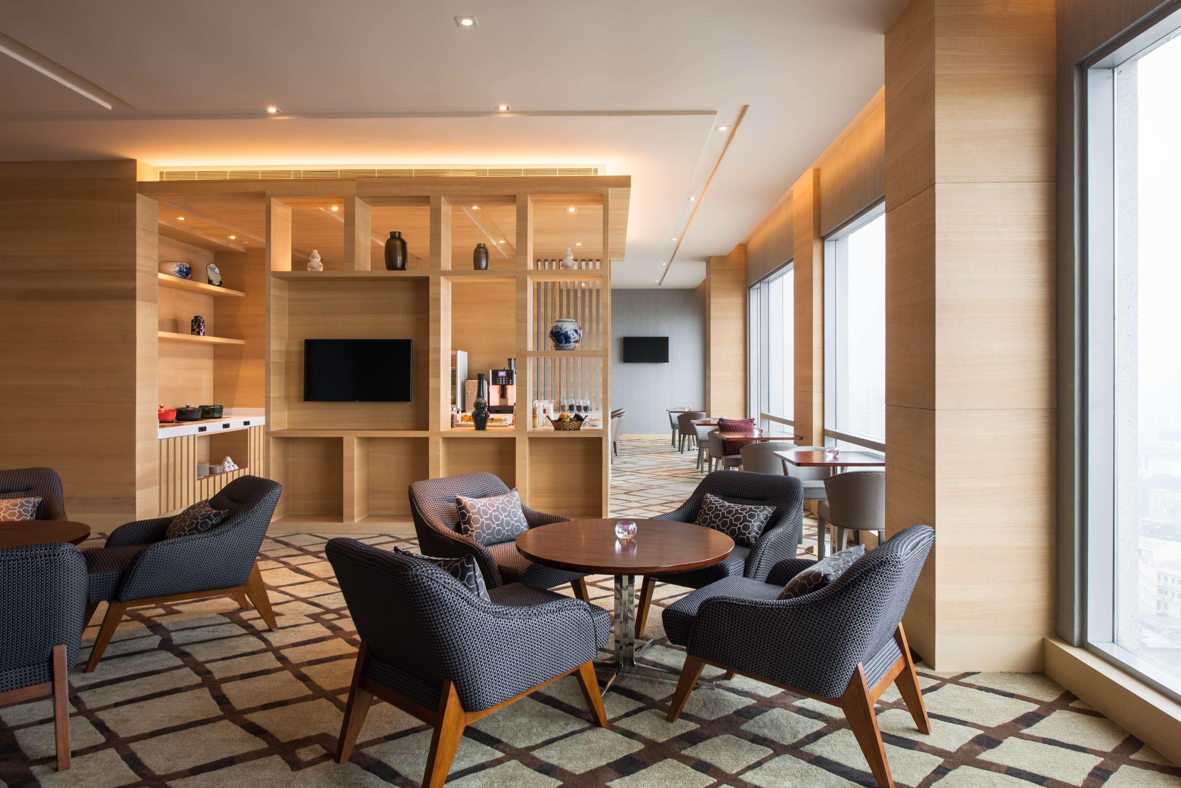 Отель Hyatt Regency Lucknow Gomti Nagar Экстерьер фото Club Lounge at the hotel