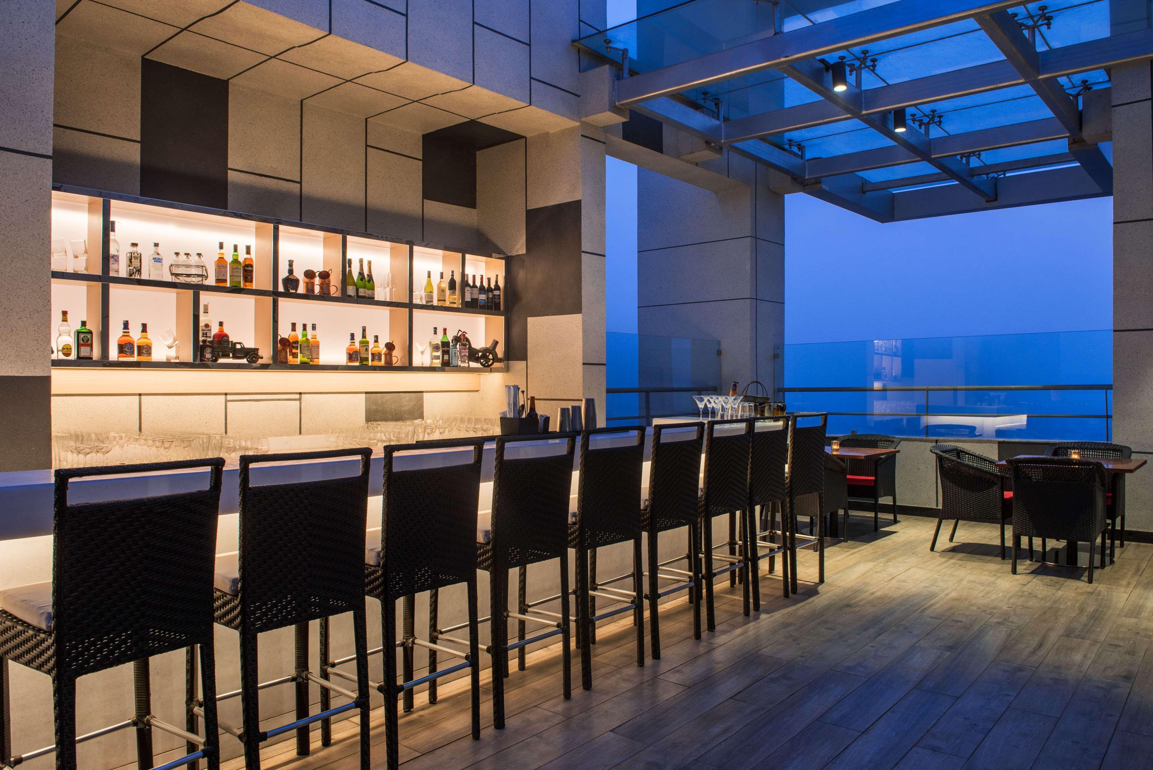 Отель Hyatt Regency Lucknow Gomti Nagar Экстерьер фото Skyline Bar