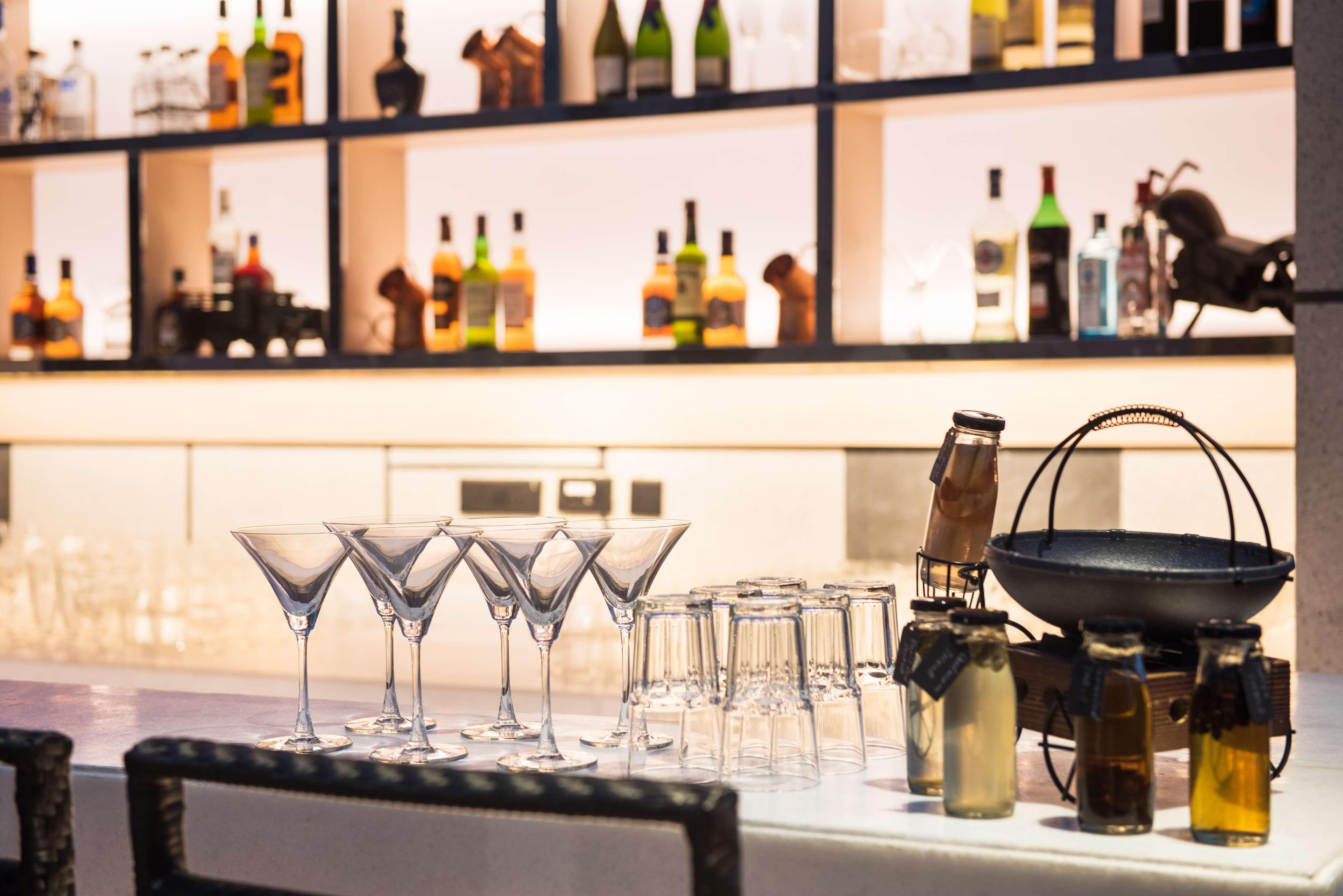 Отель Hyatt Regency Lucknow Gomti Nagar Экстерьер фото A bar at a hotel