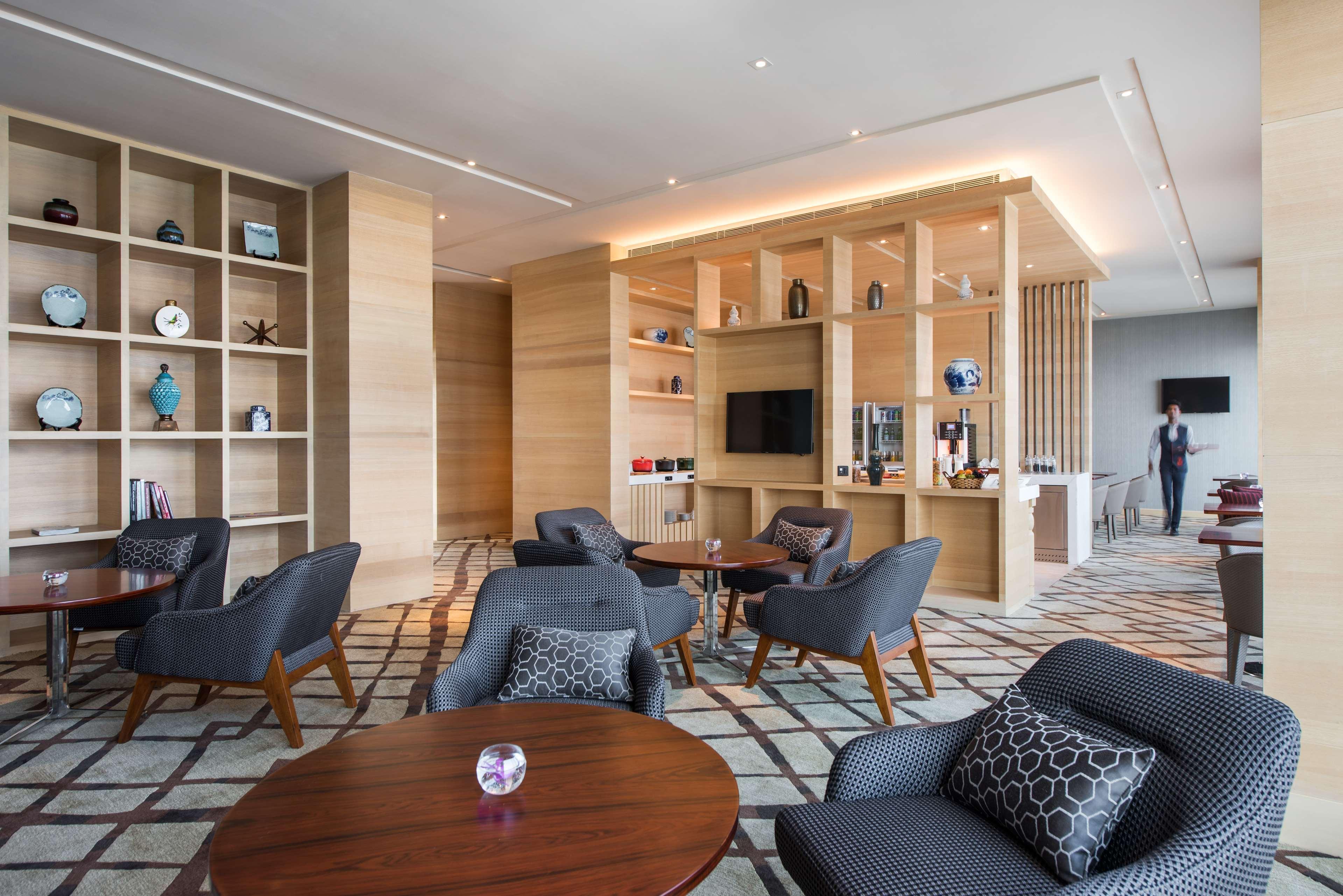 Отель Hyatt Regency Lucknow Gomti Nagar Экстерьер фото Club Lounge at the hotel
