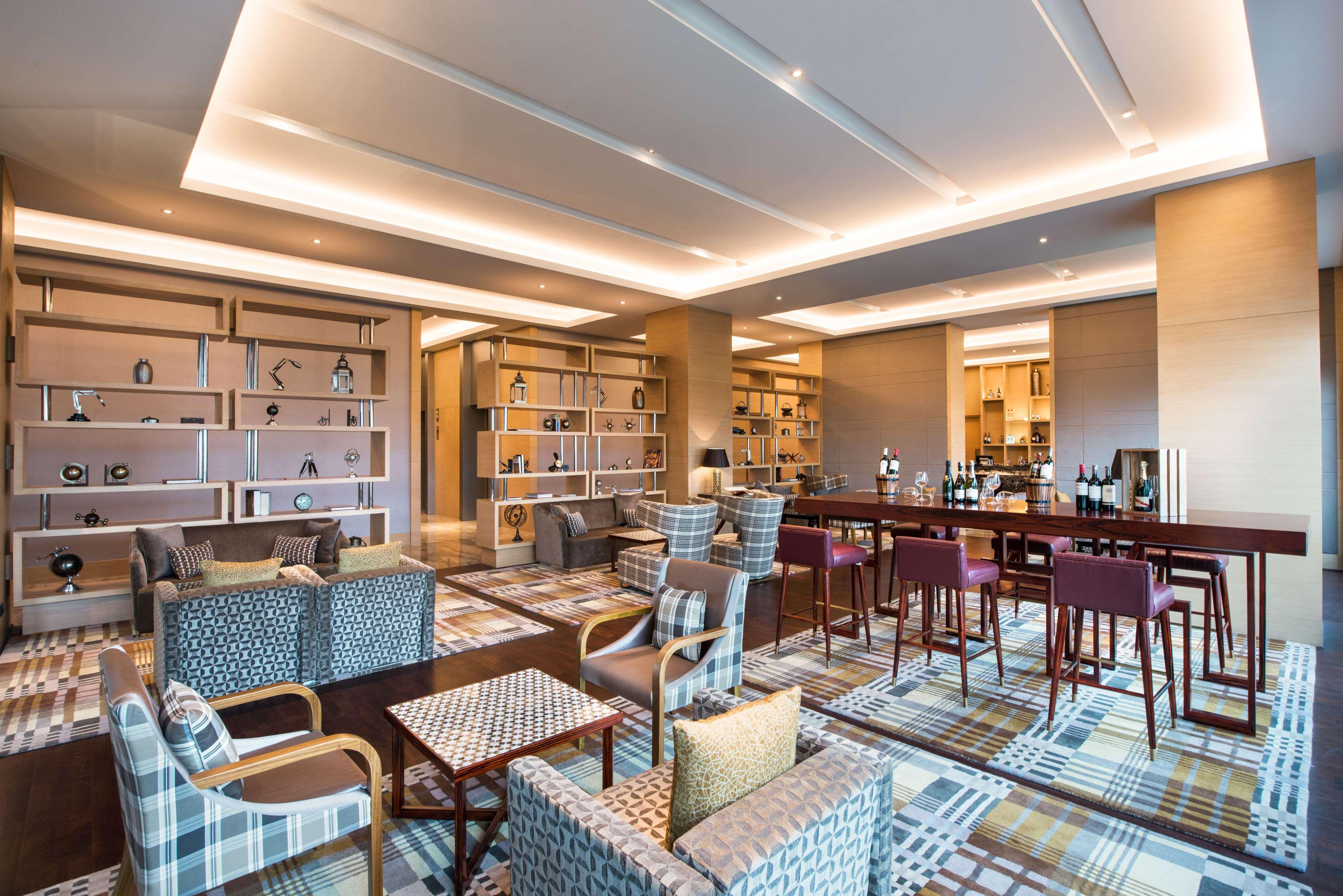 Отель Hyatt Regency Lucknow Gomti Nagar Экстерьер фото The Club lounge at Kuala Lumpur International Airport
