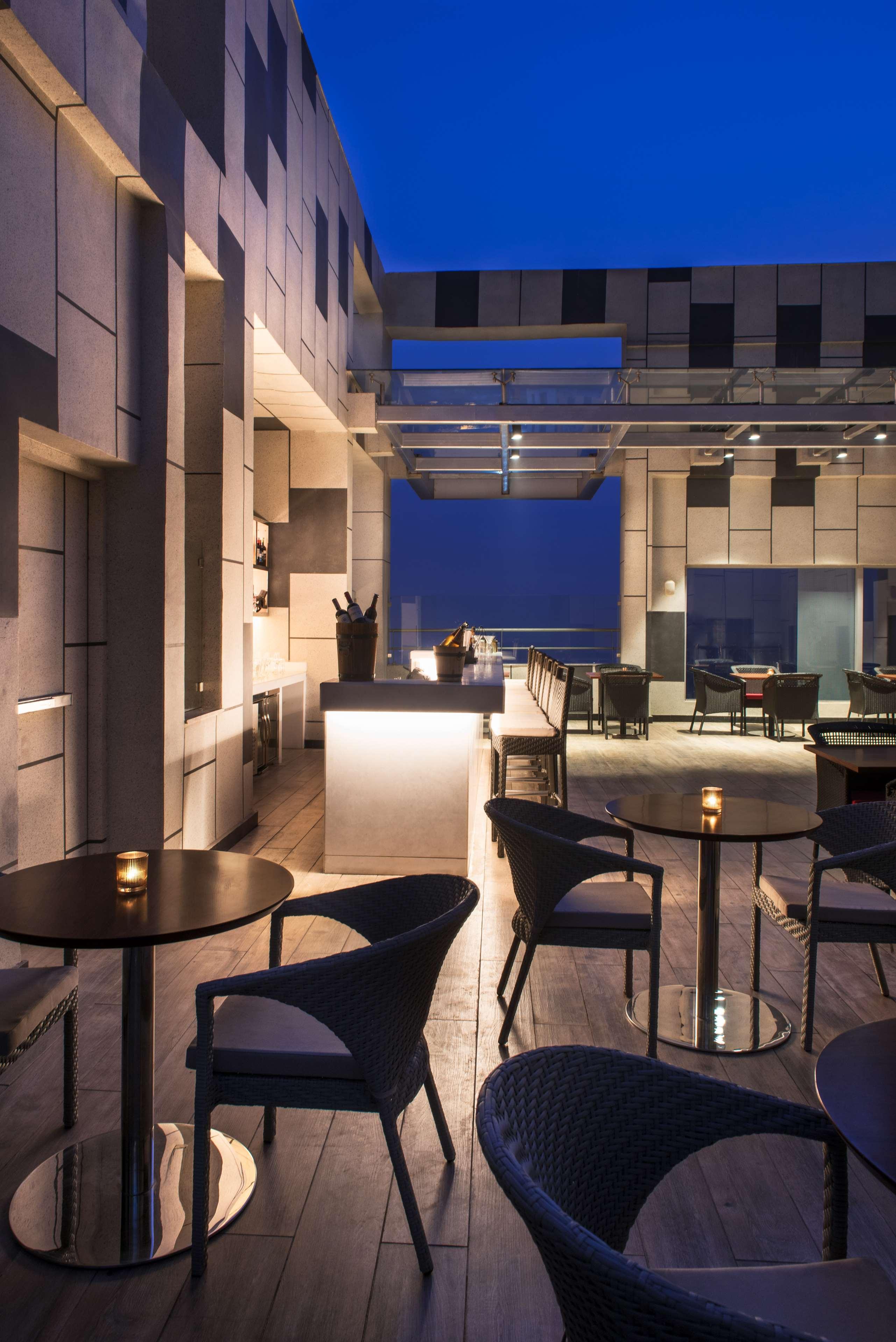 Отель Hyatt Regency Lucknow Gomti Nagar Экстерьер фото The Sky Bar