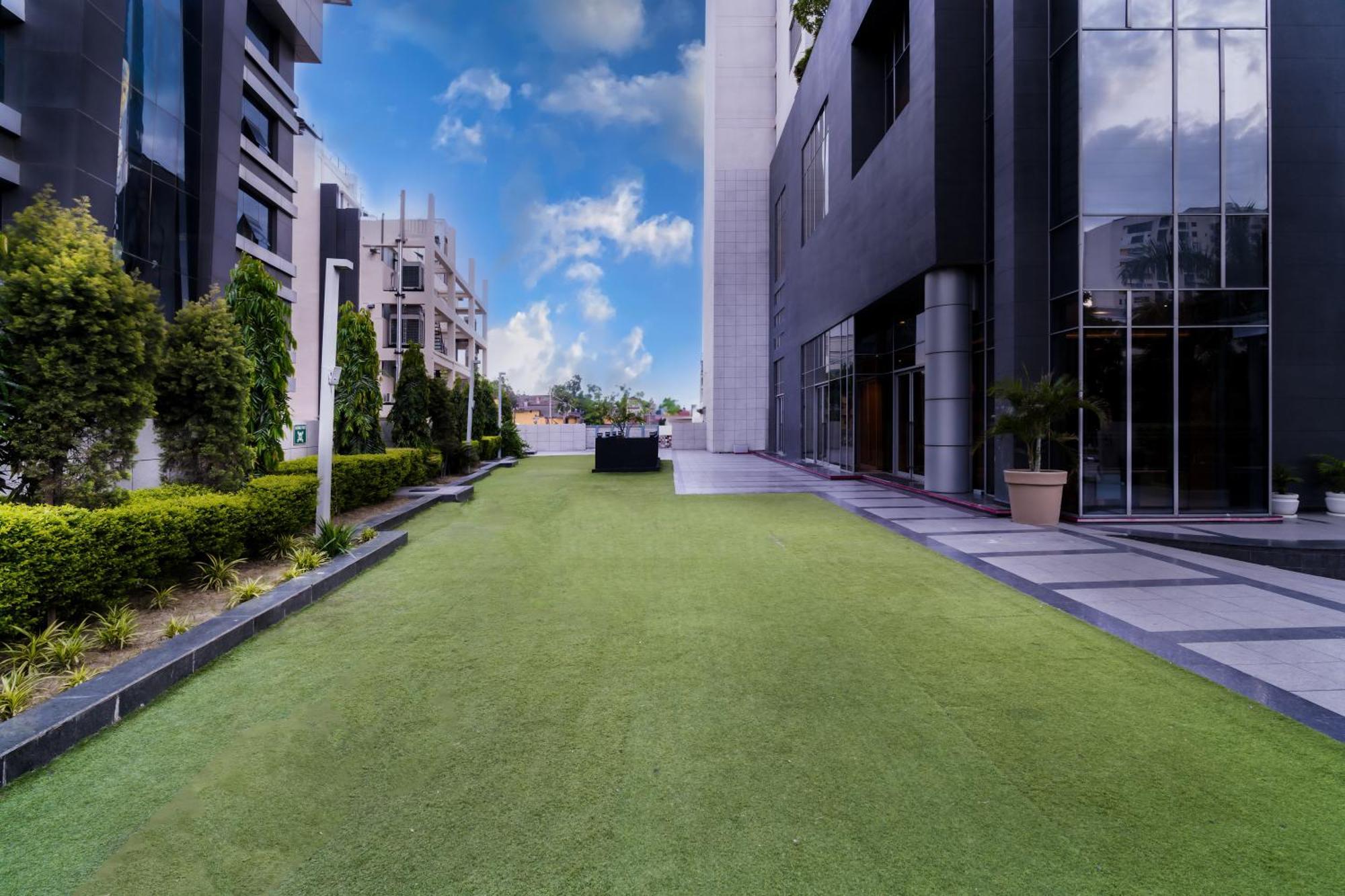 Отель Hyatt Regency Lucknow Gomti Nagar Экстерьер фото The artificial grass at the rooftop of the building