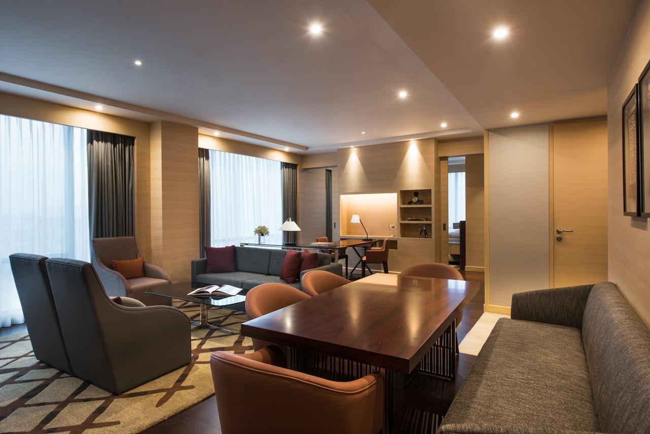 Отель Hyatt Regency Lucknow Gomti Nagar Экстерьер фото A suite at the hotel